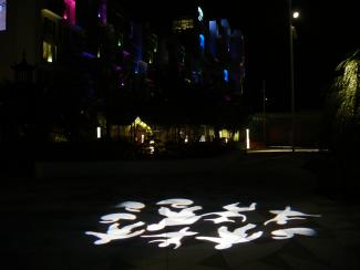 Light figures dance over the roof at night-time – shades of the eponymous Tivoli Gardens! Light figures dance over the roof at night-time